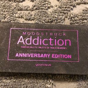 Younique eyeshadow palette